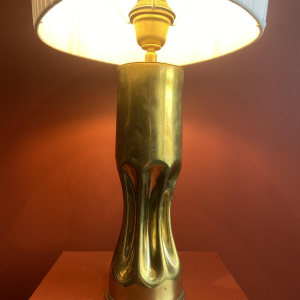 Lampe artisanale avec abat-jour cylindrique ondulé plissé et douille d'obus en laiton