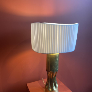 Lampe artisanale avec abat-jour cylindrique ondulé plissé et douille d'obus en laiton