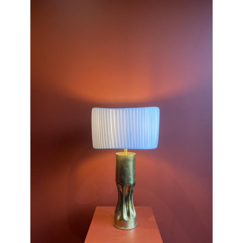 Handgemaakte lamp met geplooide, golvende cilindrische kap en messing fitting.