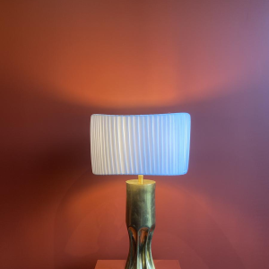 Handgemaakte lamp met geplooide, golvende cilindrische kap en messing fitting.