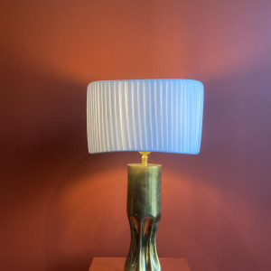 Handgemaakte lamp met geplooide, golvende cilindrische kap en messing fitting.