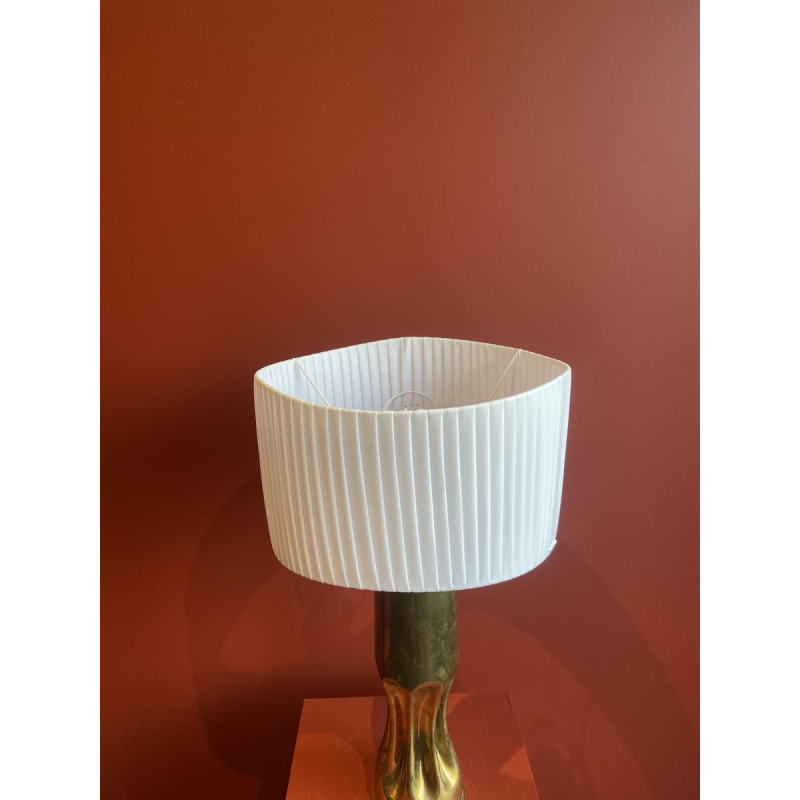 Lampe artisanale avec abat-jour cylindrique ondulé plissé et douille d'obus en laiton