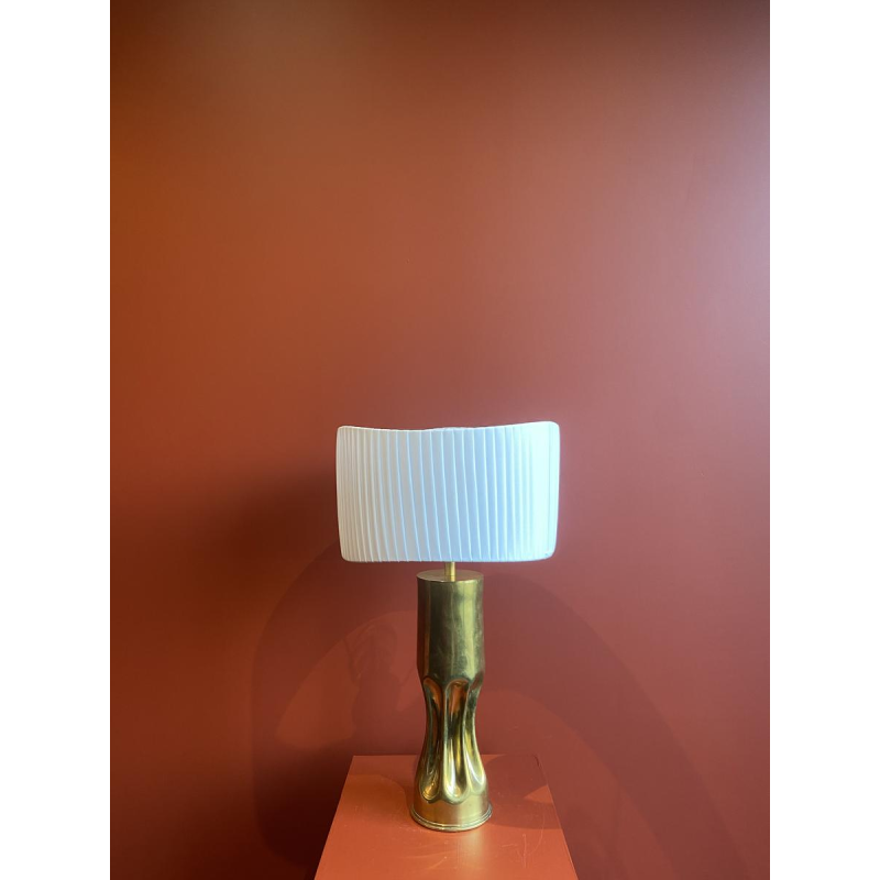 Handgemaakte lamp met geplooide, golvende cilindrische kap en messing fitting.