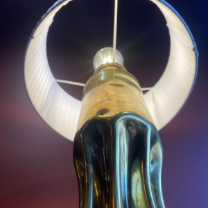 Lampe artisanale avec abat-jour cylindrique ondulé plissé et douille d'obus en laiton