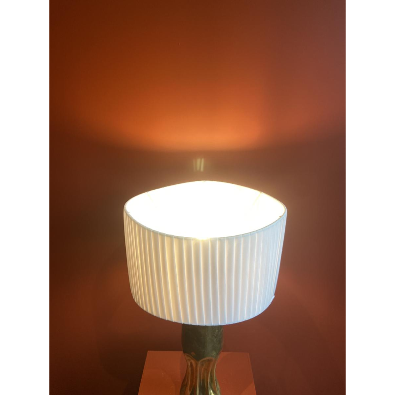 Handgemaakte lamp met geplooide, golvende cilindrische kap en messing fitting.