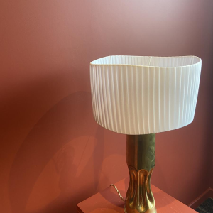 Lampe artisanale avec abat-jour cylindrique ondulé plissé et douille d'obus en laiton