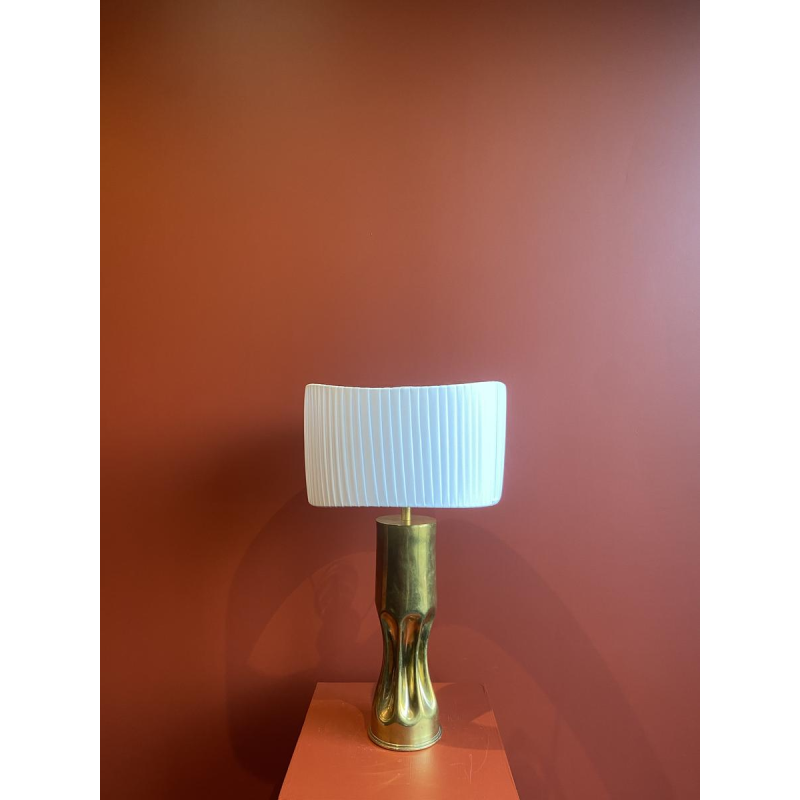 Lampe artisanale avec abat-jour cylindrique ondulé plissé et douille d'obus en laiton