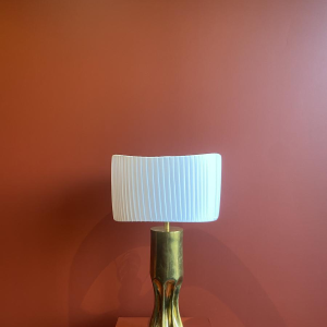 Lampe artisanale avec abat-jour cylindrique ondulé plissé et douille d'obus en laiton