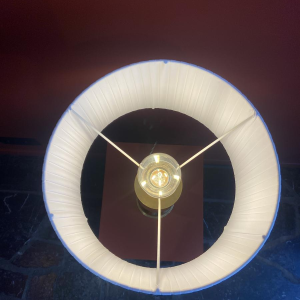 Handgemaakte lamp met geplooide, golvende cilindrische kap en messing fitting.