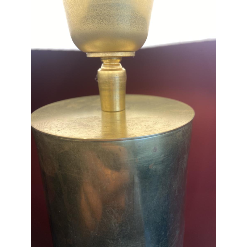 Handgemaakte lamp met geplooide, golvende cilindrische kap en messing fitting.