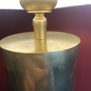 Lampe artisanale avec abat-jour cylindrique ondulé plissé et douille d'obus en laiton