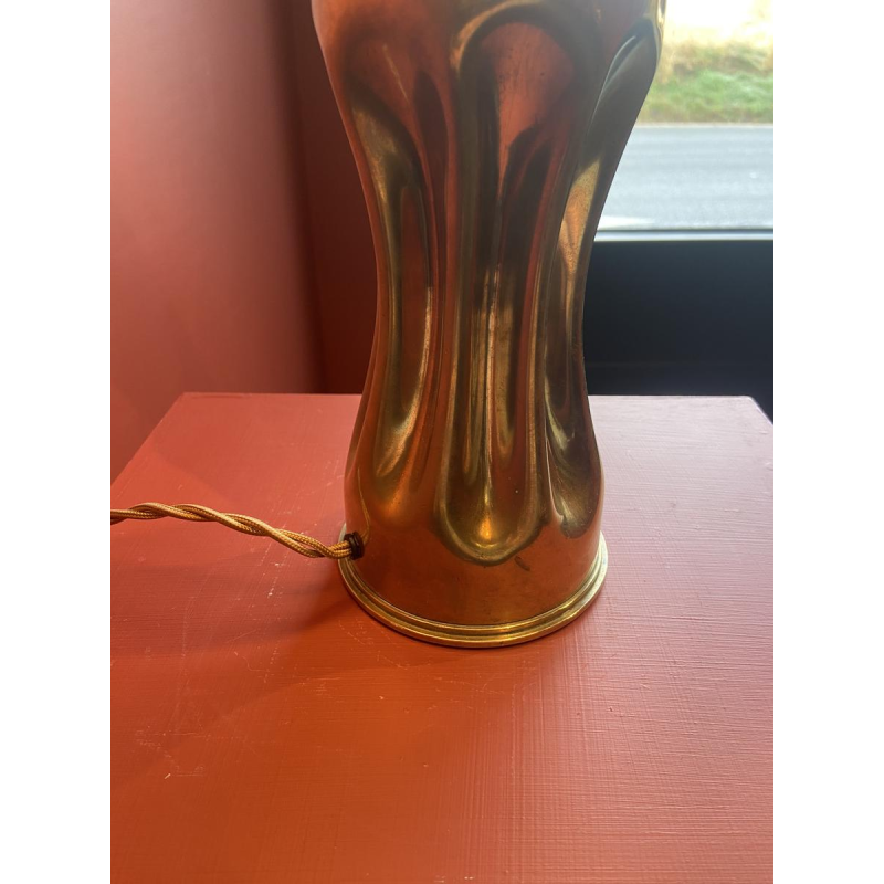 Handgemaakte lamp met geplooide, golvende cilindrische kap en messing fitting.