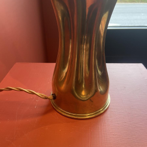 Handgemaakte lamp met geplooide, golvende cilindrische kap en messing fitting.