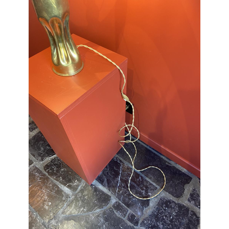 Lampe artisanale avec abat-jour cylindrique ondulé plissé et douille d'obus en laiton