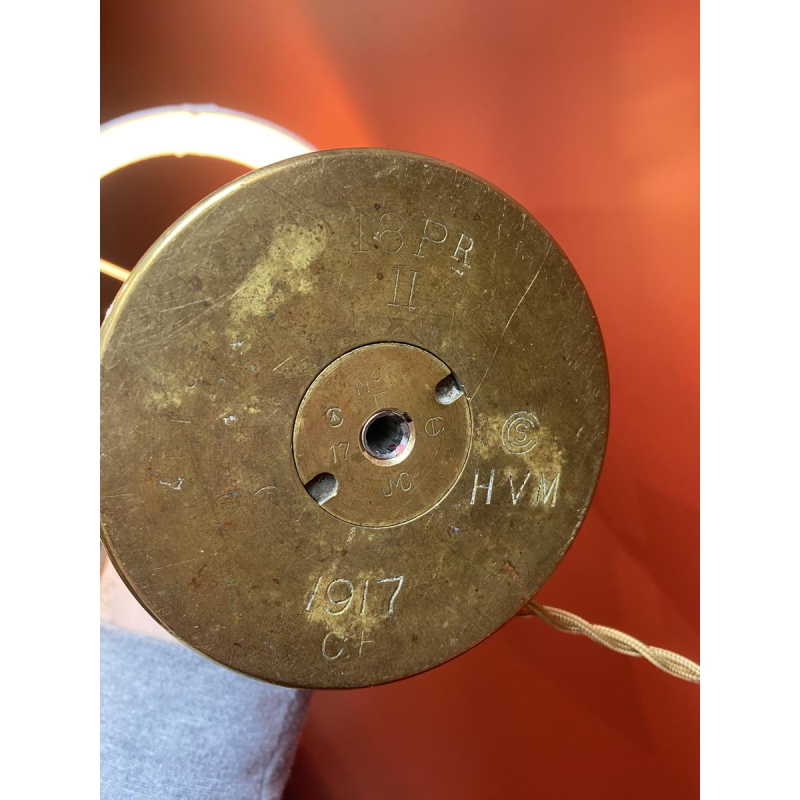 Lampe artisanale avec abat-jour cylindrique ondulé plissé et douille d'obus en laiton