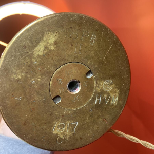 Lampe artisanale avec abat-jour cylindrique ondulé plissé et douille d'obus en laiton