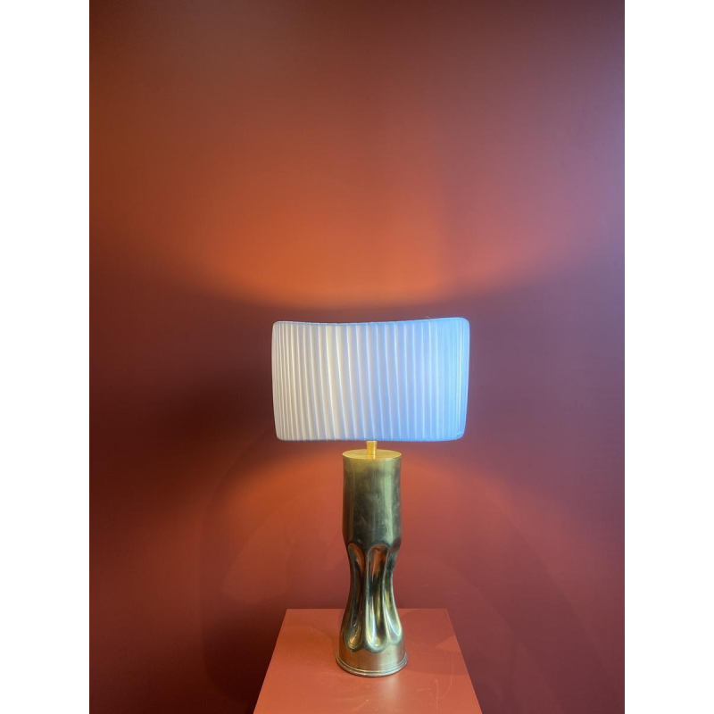 Handgemaakte lamp met geplooide, golvende cilindrische kap en messing fitting.