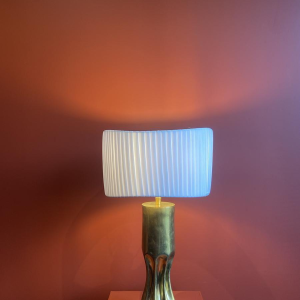 Lampe artisanale avec abat-jour cylindrique ondulé plissé et douille d'obus en laiton