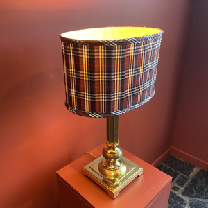 Pied de lampe en laiton doré, abat-jour oval en Soie à motifs carreaux couleur bordeau