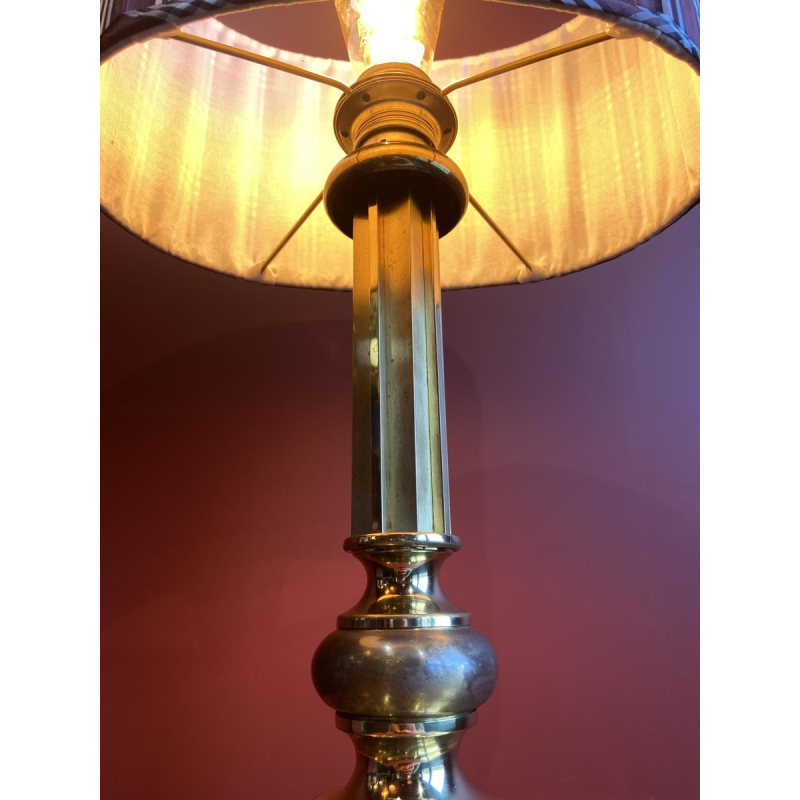 Pied de lampe en laiton doré, abat-jour oval en Soie à motifs carreaux couleur bordeau