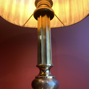 Verguld messing lampvoet, ovale lampenkap van bordeauxrode geruite zijde.