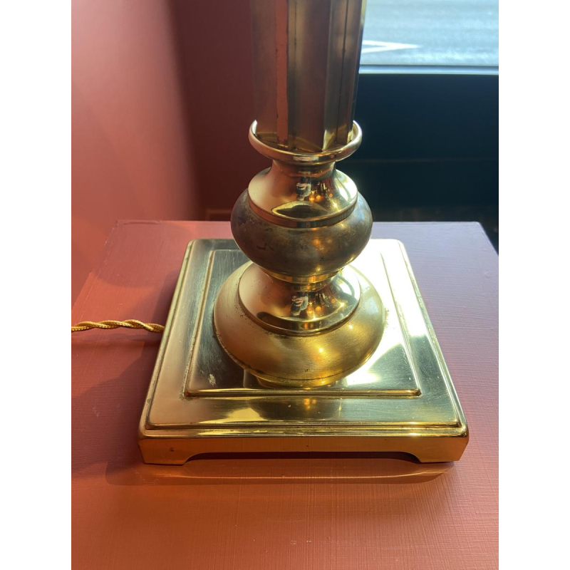 Verguld messing lampvoet, ovale lampenkap van bordeauxrode geruite zijde.