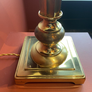 Verguld messing lampvoet, ovale lampenkap van bordeauxrode geruite zijde.