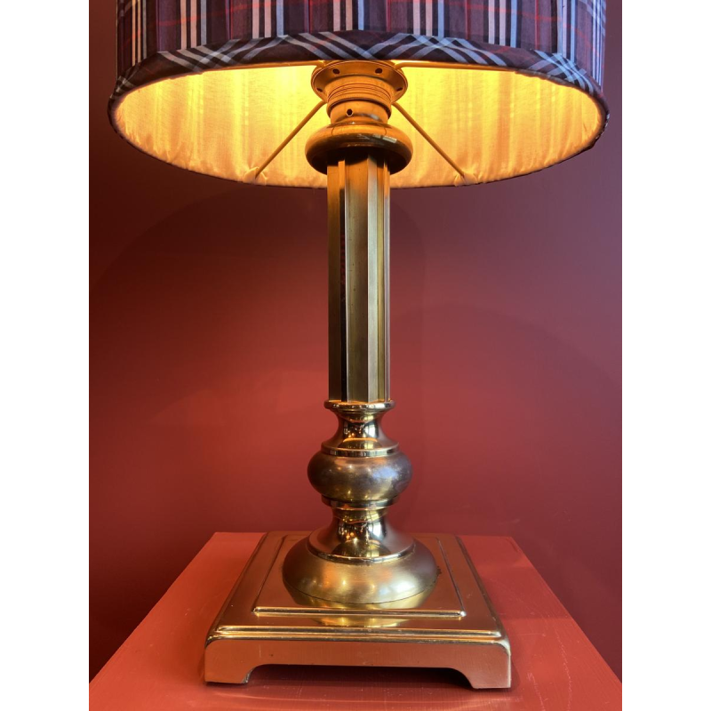 Verguld messing lampvoet, ovale lampenkap van bordeauxrode geruite zijde.