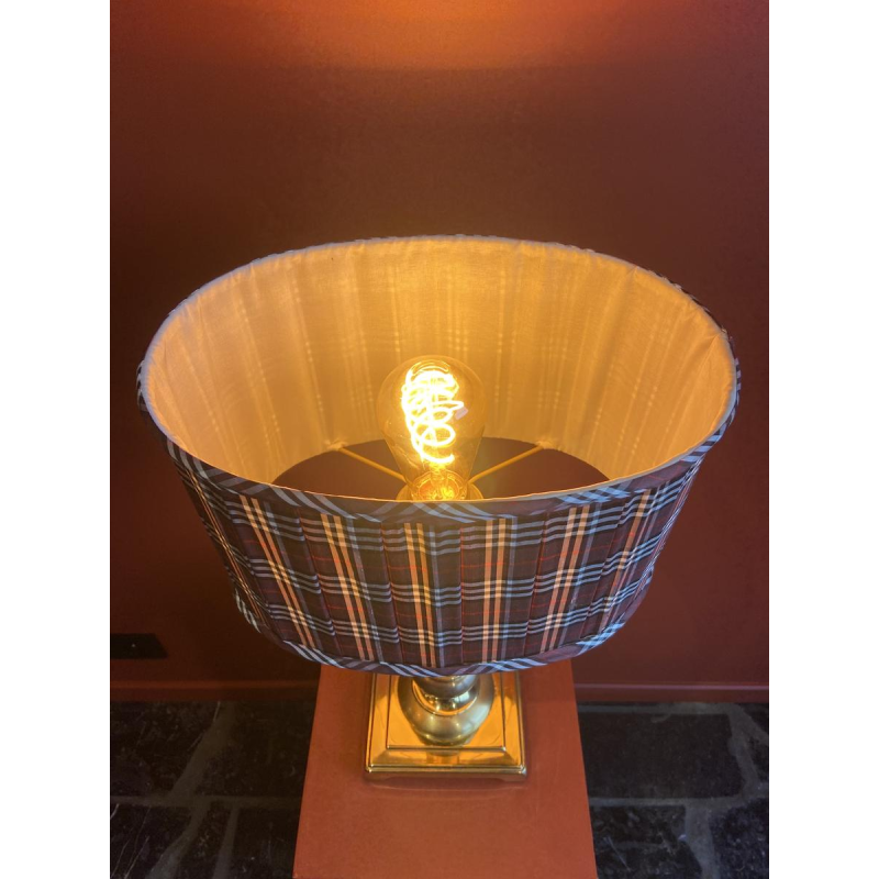 Pied de lampe en laiton doré, abat-jour oval en Soie à motifs carreaux couleur bordeau