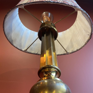 Pied de lampe en laiton doré, abat-jour oval en Soie à motifs carreaux couleur bordeau