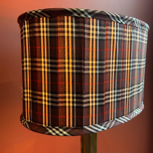 Gold-plated brass lamp base, oval lampshade in burgundy checkered silk