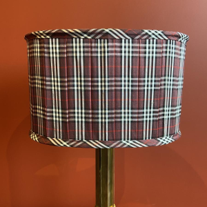 Pied de lampe en laiton doré, abat-jour oval en Soie à motifs carreaux couleur bordeau
