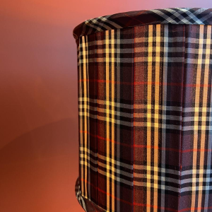 Gold-plated brass lamp base, oval lampshade in burgundy checkered silk