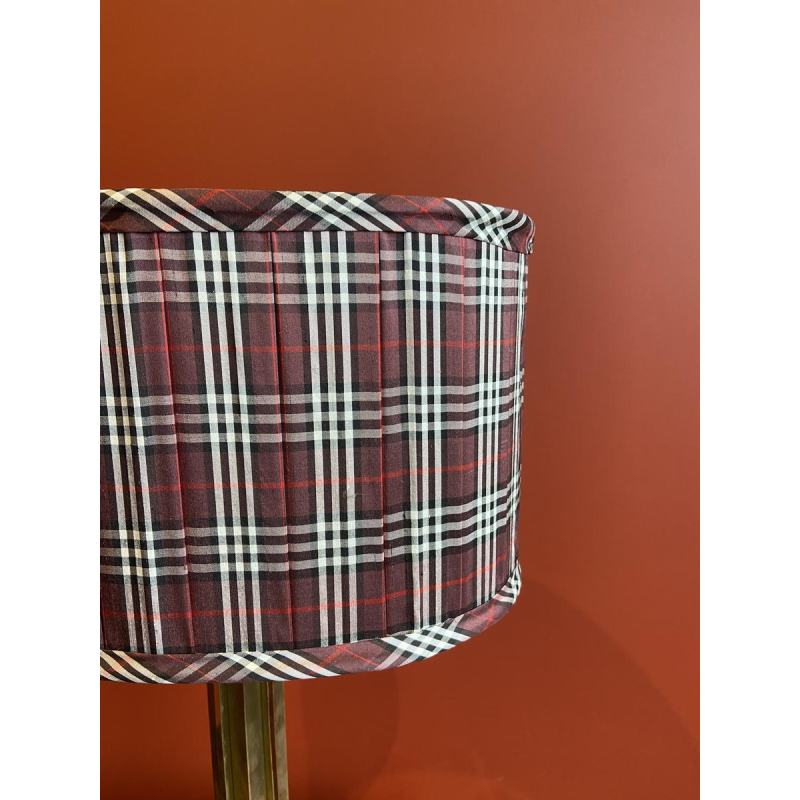 Verguld messing lampvoet, ovale lampenkap van bordeauxrode geruite zijde.