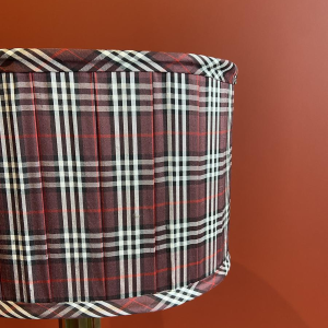 Pied de lampe en laiton doré, abat-jour oval en Soie à motifs carreaux couleur bordeau