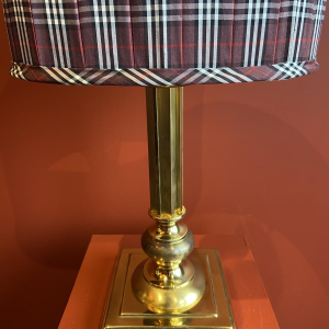 Pied de lampe en laiton doré, abat-jour oval en Soie à motifs carreaux couleur bordeau