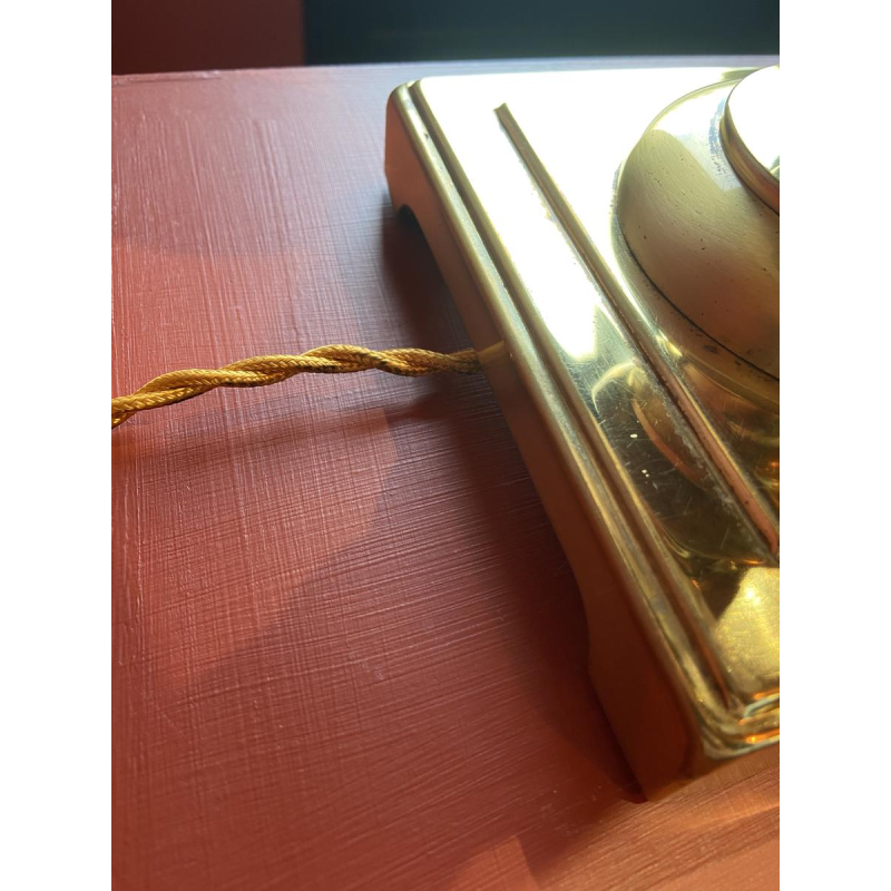 Pied de lampe en laiton doré, abat-jour oval en Soie à motifs carreaux couleur bordeau