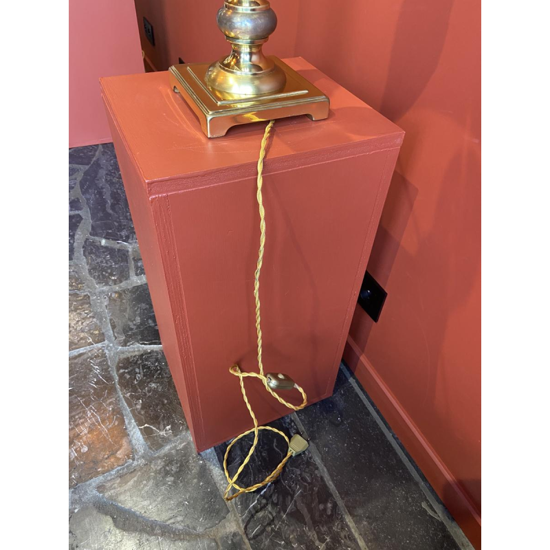 Verguld messing lampvoet, ovale lampenkap van bordeauxrode geruite zijde.