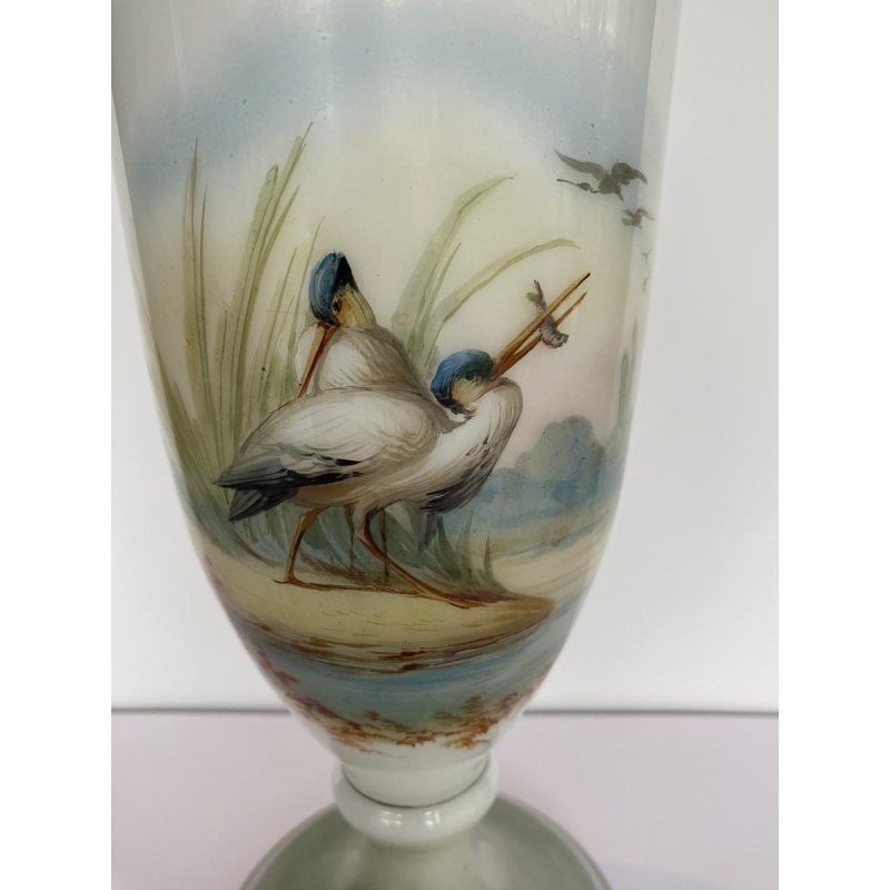 Val-St-Lambert, vase en opaline à décor d'échassiers, XIXe siècle