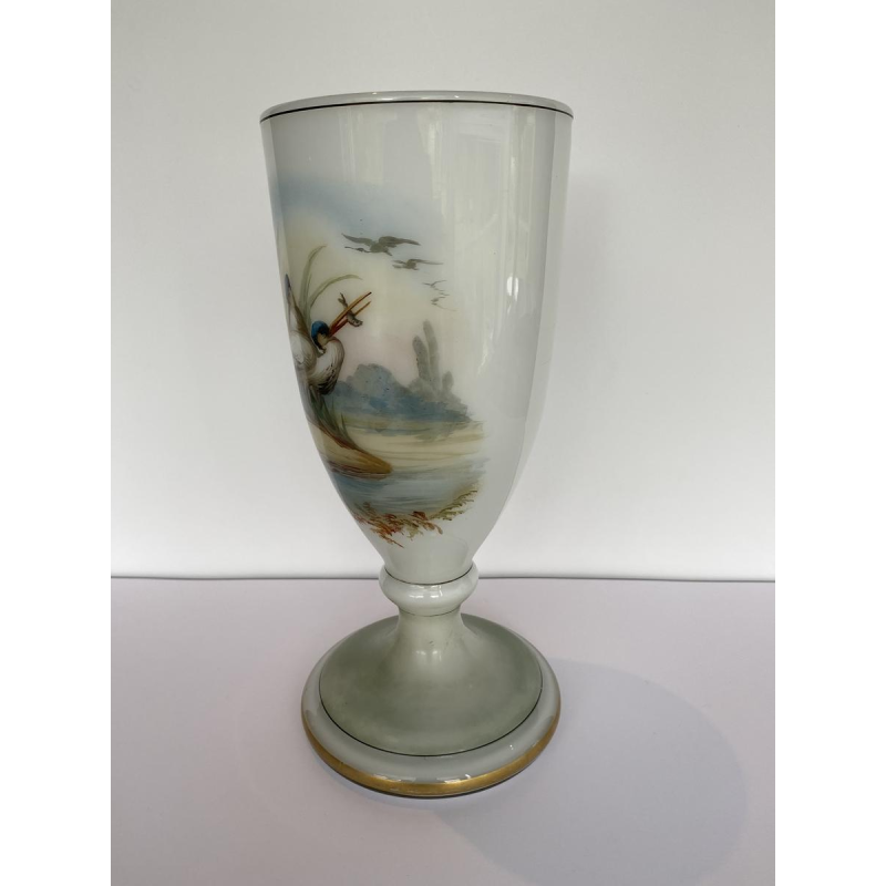 Val-St-Lambert, vase en opaline à décor d'échassiers, XIXe siècle