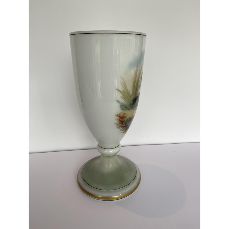 Val-St-Lambert, vase en opaline à décor d'échassiers, XIXe siècle