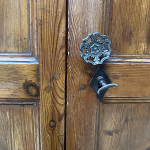 Cartonnier administratif en deux corps, bois sapin massif, XXe siècle