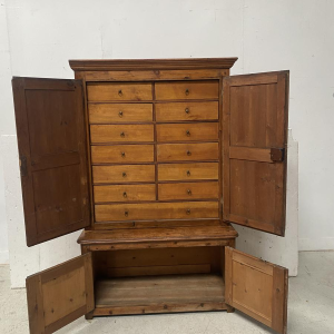 Cartonnier administratif en deux corps, bois sapin massif, XXe siècle