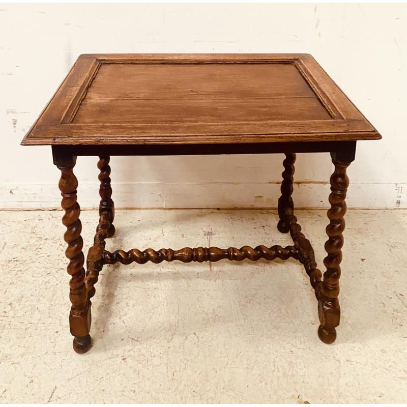 Notenhouten bijzettafel met kruisvormige poten, 19e eeuw