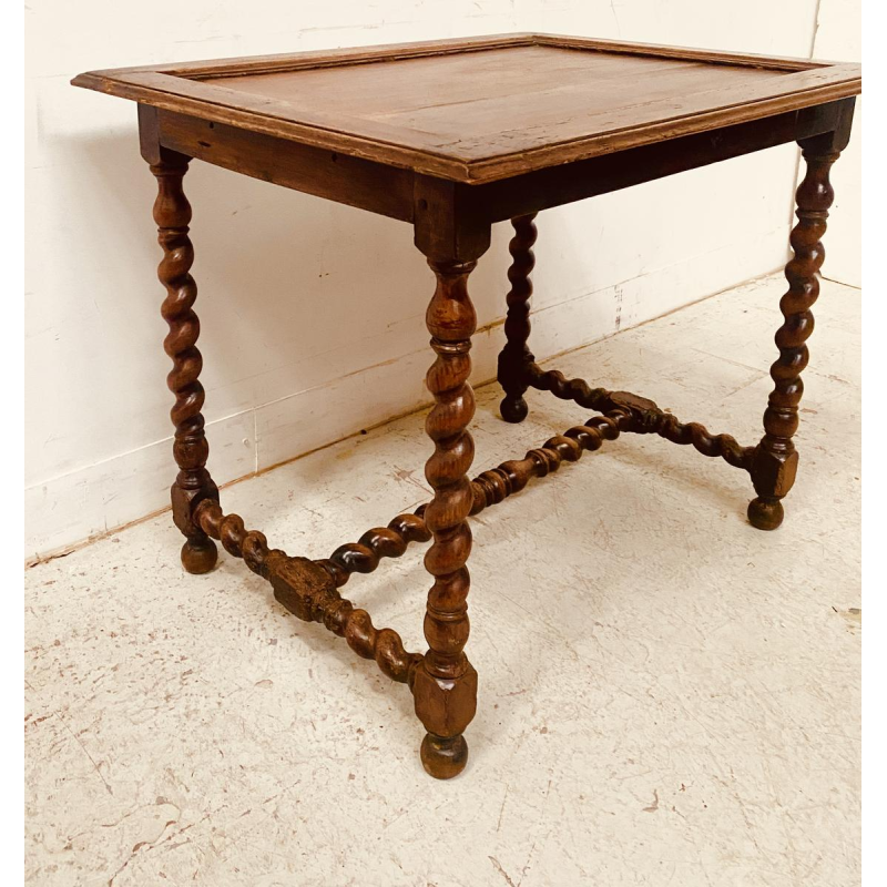 Table d'appoint en noyer, piètements croisillons, XIXe siècle