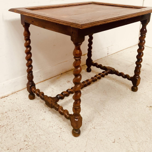 Table d'appoint en noyer, piètements croisillons, XIXe siècle