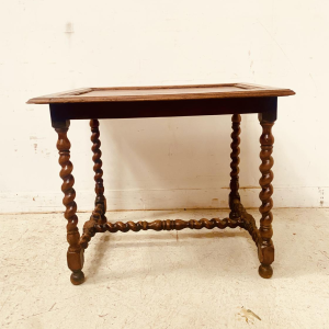 Table d'appoint en noyer, piètements croisillons, XIXe siècle