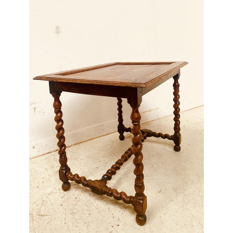 Notenhouten bijzettafel met kruisvormige poten, 19e eeuw