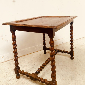 Table d'appoint en noyer, piètements croisillons, XIXe siècle