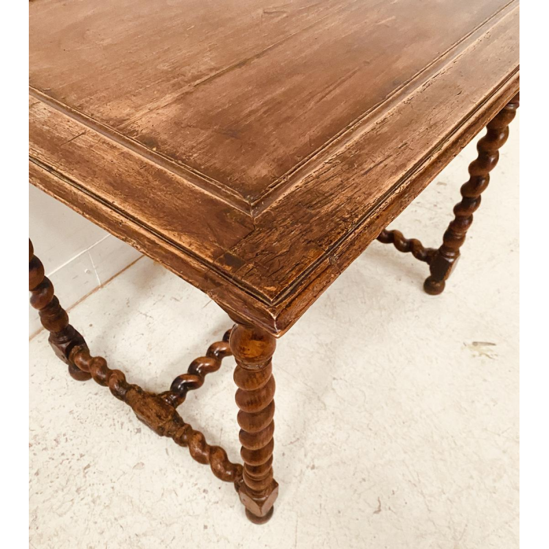 Table d'appoint en noyer, piètements croisillons, XIXe siècle